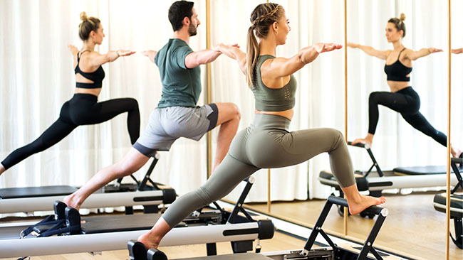 Thực hiện động tác Tập Yoga hoặc Pilates 